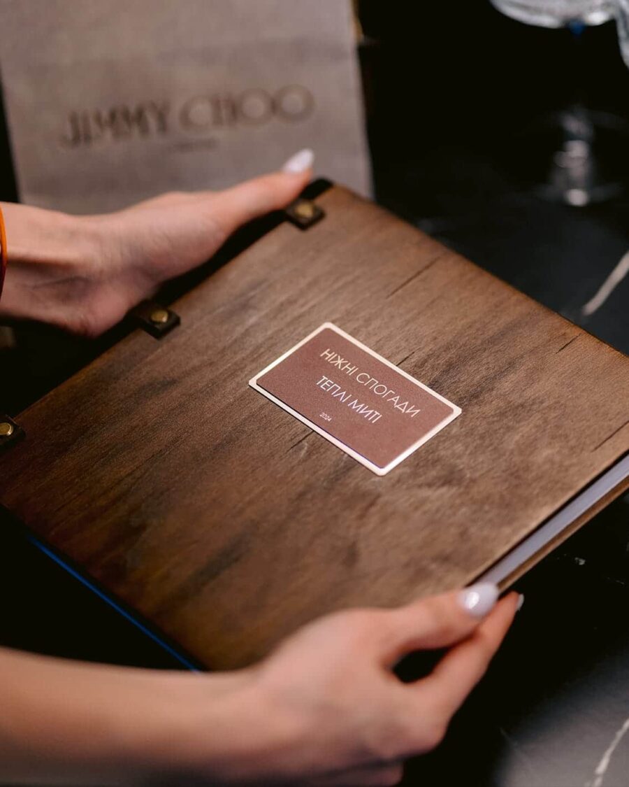 Фотокнига з деревʼяною обкладинкою